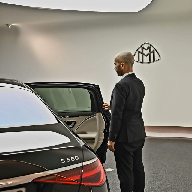 Chauffeur an einer Limousine